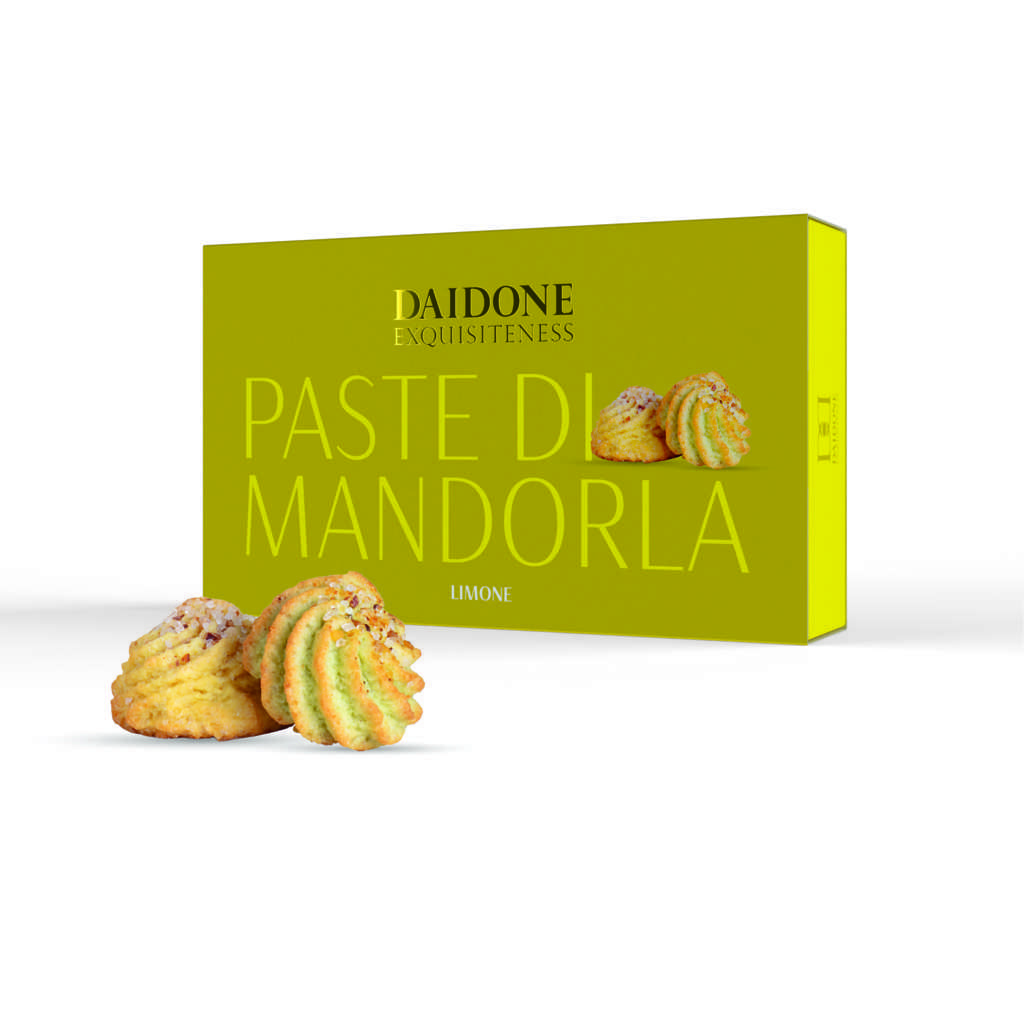 Confezione verde con scritta “Paste di Mandorla” e biscotti al limone su sfondo bianco.
