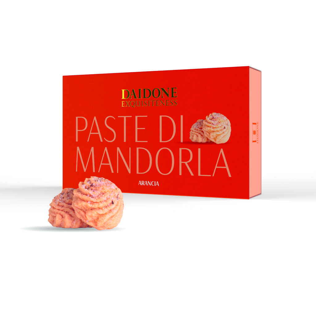 Confezione rossa “Paste di Mandorla” con biscotti all’arancia su sfondo bianco.